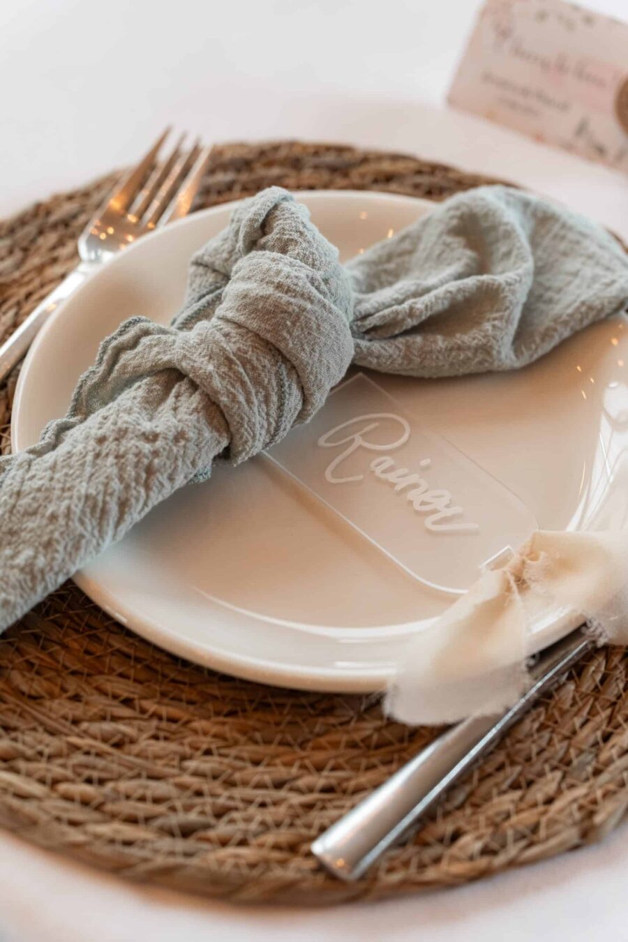 Hochzeitstischdekoration mit Tischnamensschild