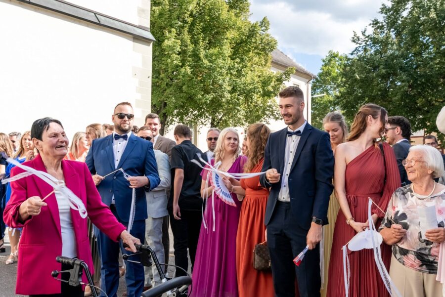 Gäste bei Hochzeit im Freien mit Dekorationen