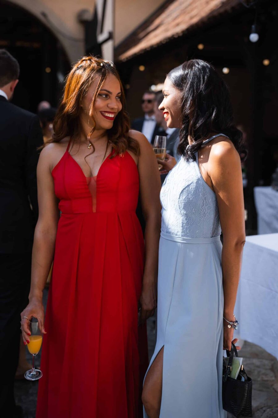 Gäste unterhalten sich in schicker Hochzeitskleidung