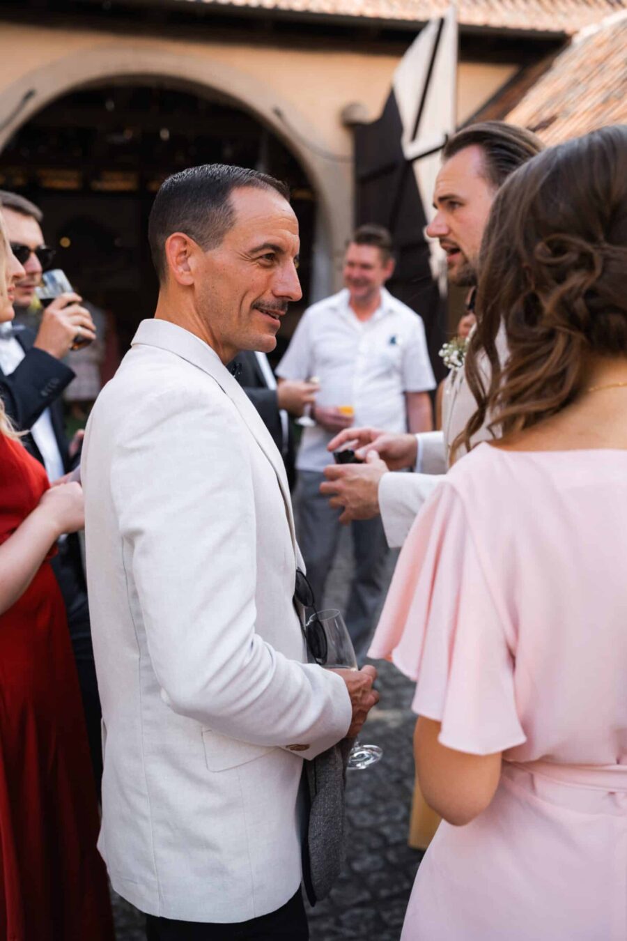 Gästeunterhaltung bei Hochzeitsempfang im Freien