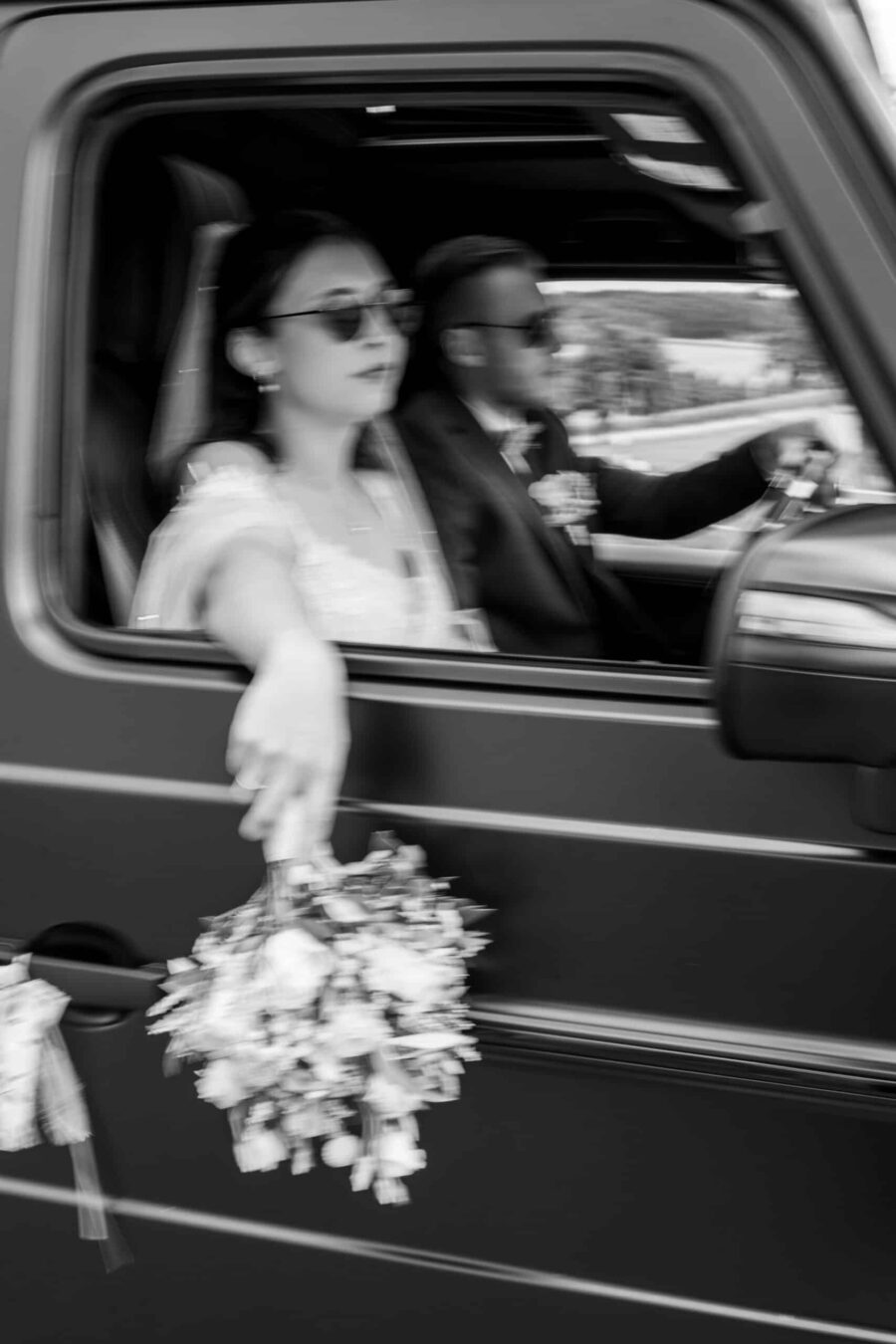 Hochzeitsauto mit Brautpaar und Blumenstrauß Villa Oriental