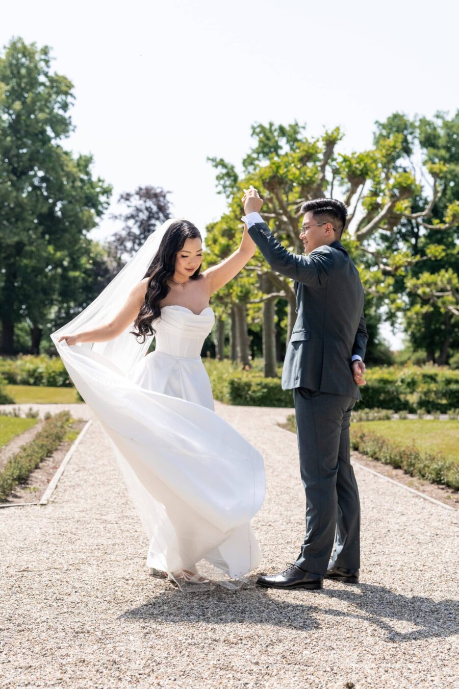 Tanzendes Brautpaar im Garten.