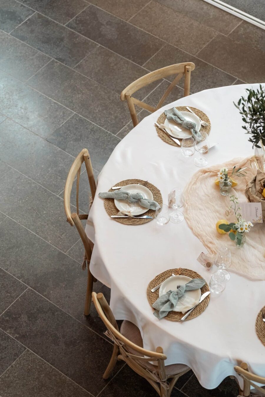 Hochzeitstisch mit eleganter Dekoration