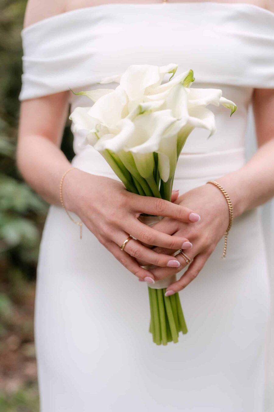 Hochzeit Insel Mainau Bodensee – Heiraten am Bodensee 35 Braut mit Brautstrauß aus weißen Callas