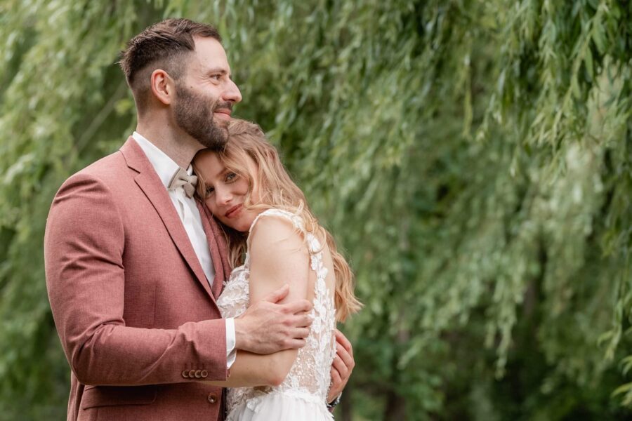 Brautpaar umarmt sich im Garten
