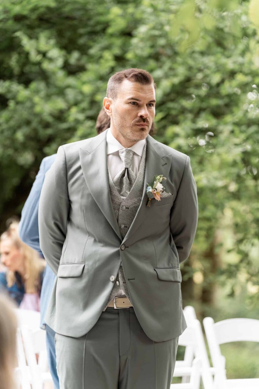 Gartenhochzeit mit elegantem Anzug.