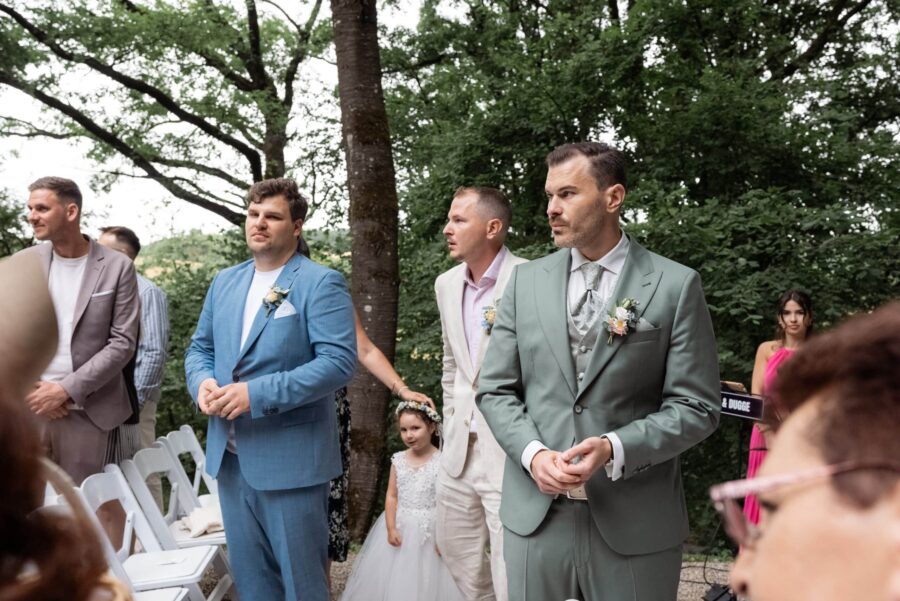 Hochzeitsgäste in eleganter Sommerkleidung im Freien