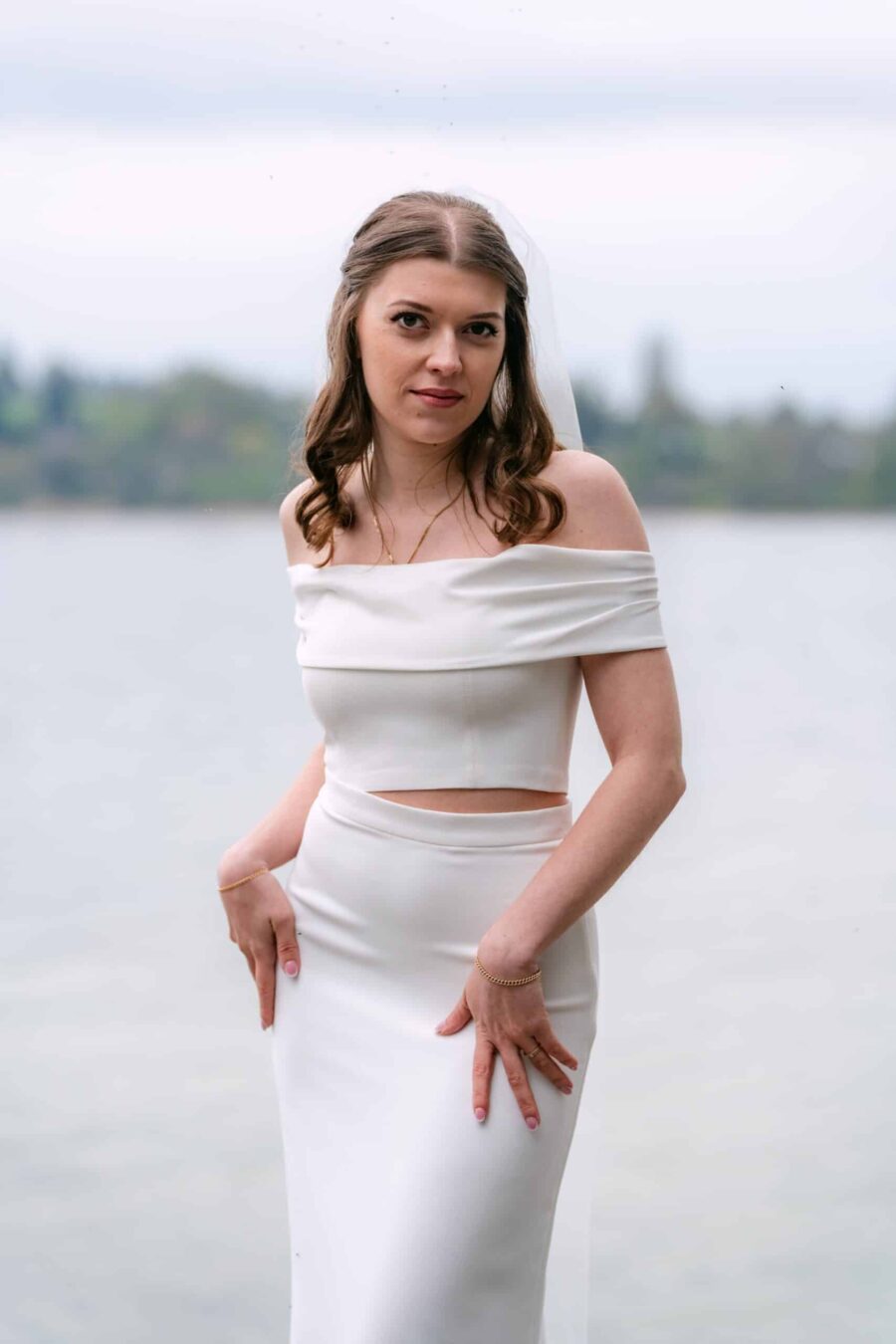 Brautportrait am See mit modernem Kleid und Schleier
