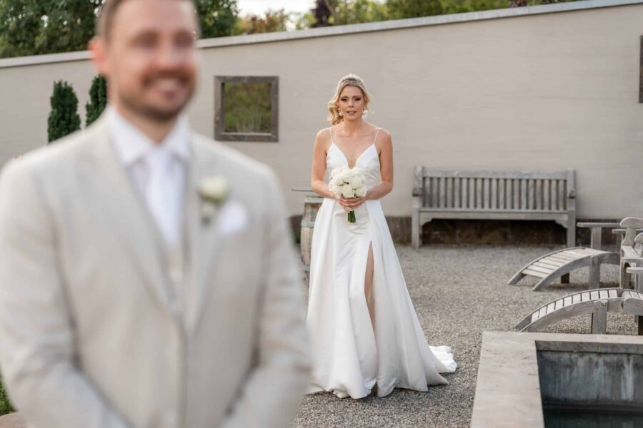 Hochzeit Villa Oriental | Editorial Summer Vibes & Live Cooking 309 Braut mit Blumenstrauß vor erster Begegnung.