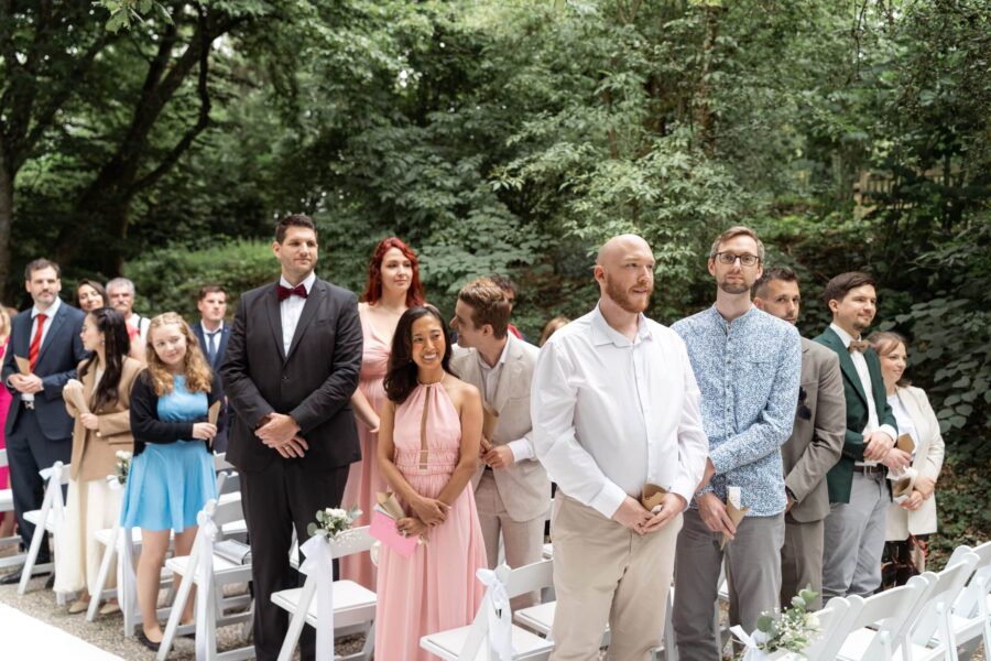 Gäste versammeln sich zur Trauung im Freien.