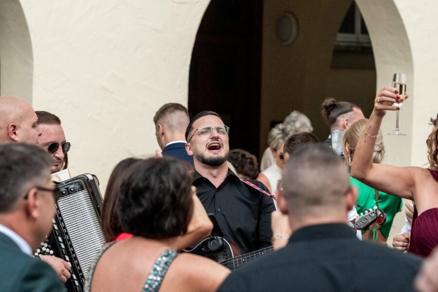 Hochzeitsfeier mit Gitarre und Akkordeonspieler im Freien