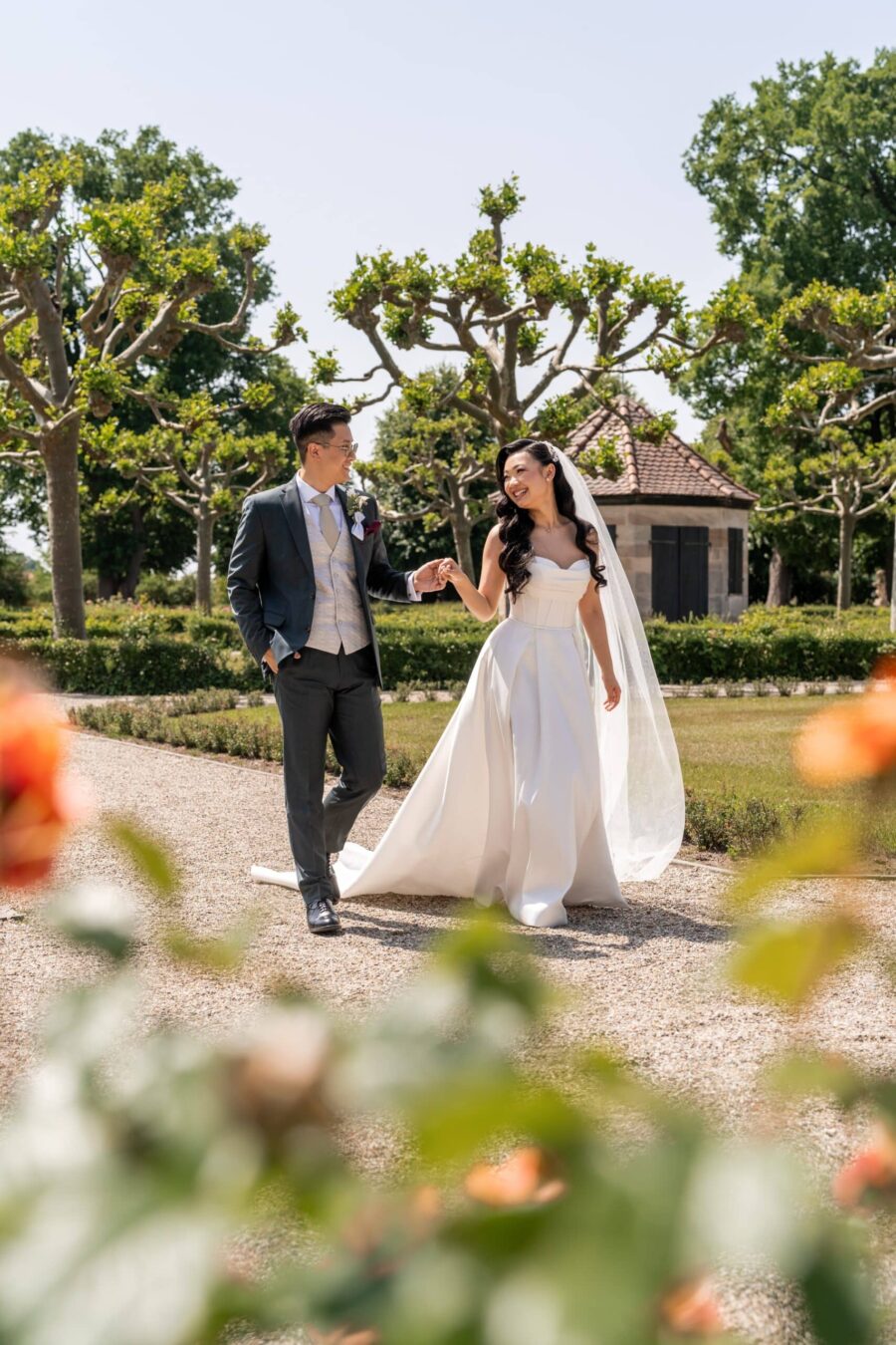 Brautpaar im Sommergarten spaziert, Hotel Schindlerhof