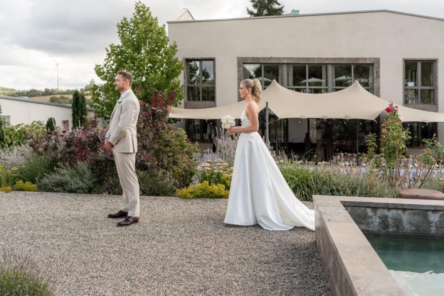 Hochzeit Villa Oriental | Editorial Summer Vibes & Live Cooking 310 Brautpaar vor moderner Hochzeitslocation im Garten