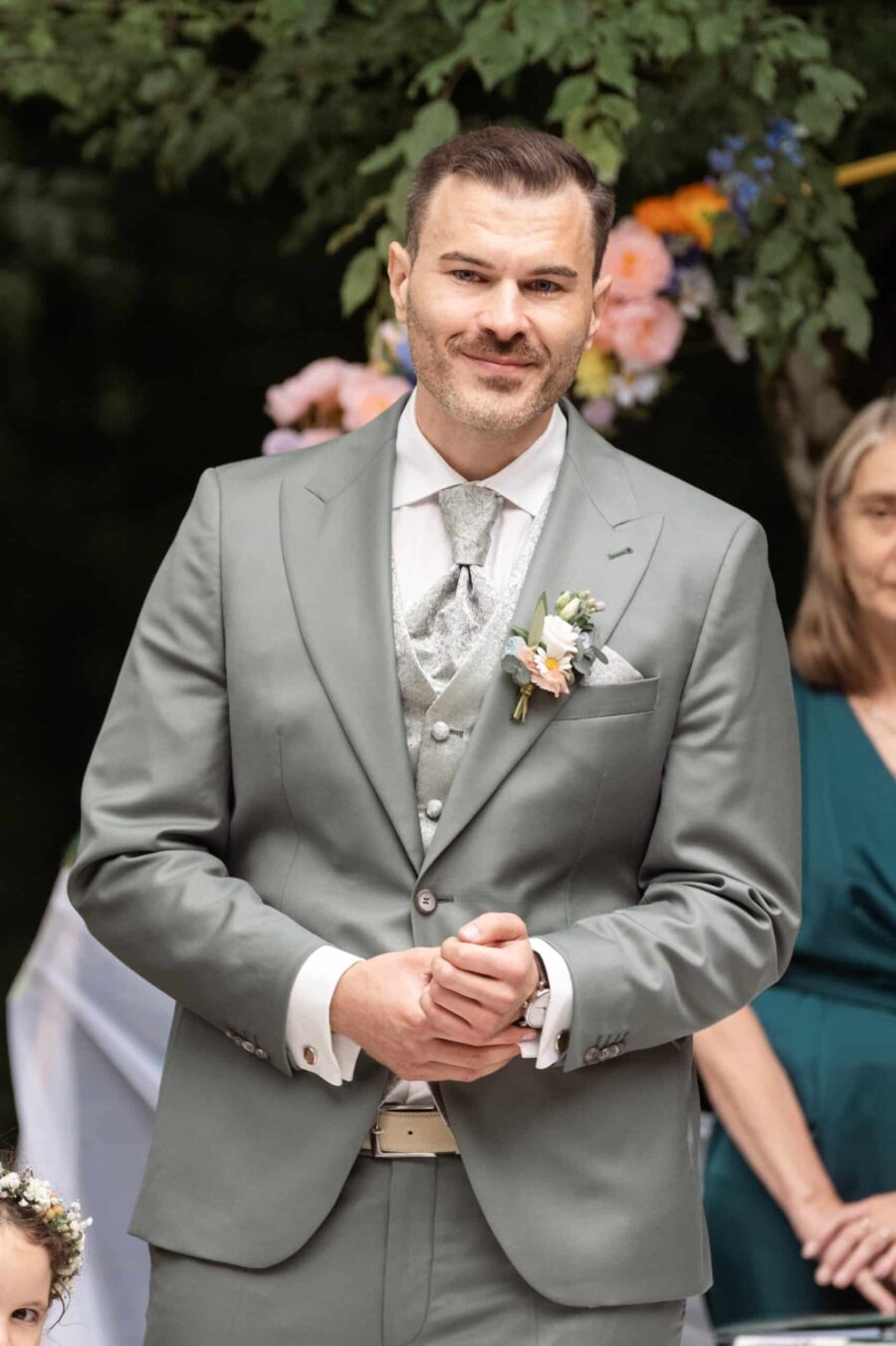 Bräutigam im Anzug bei Trauung im Garten