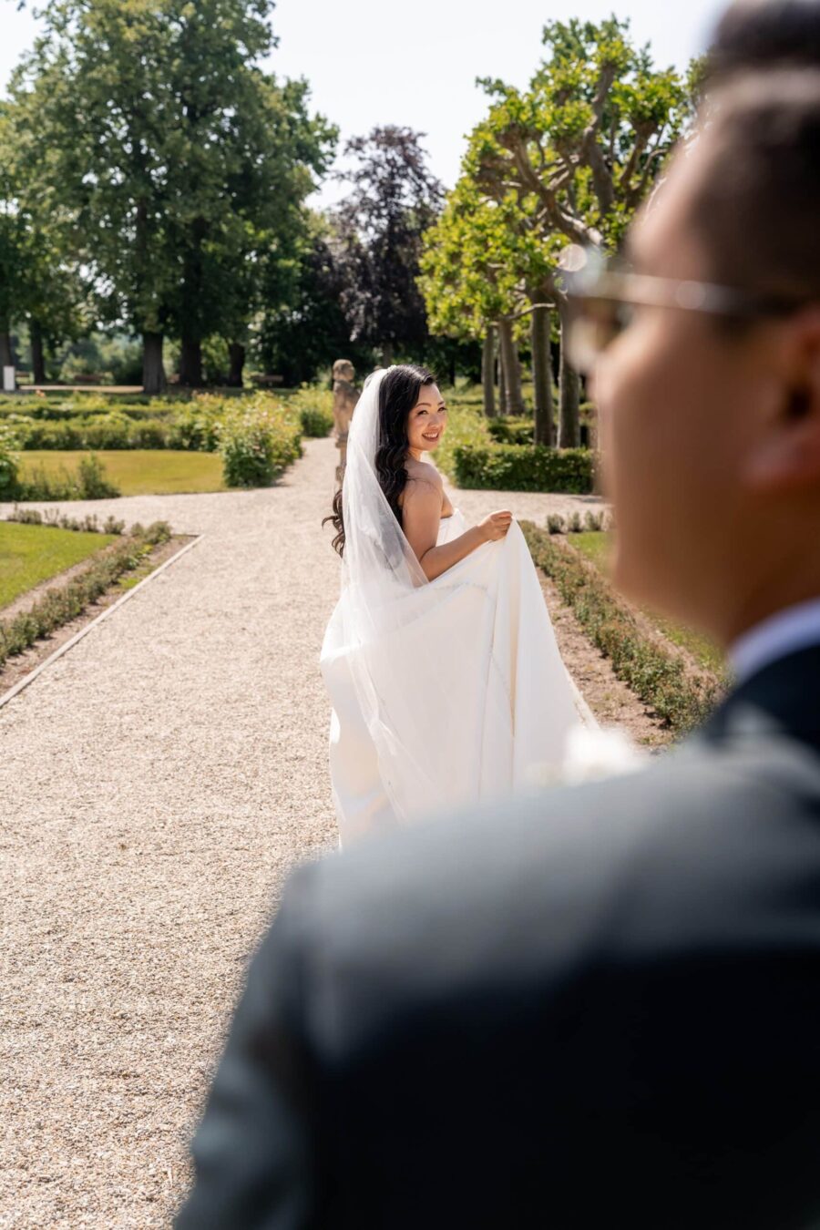 Braut im Garten, lächelnd in der Sonne, Hotel Schindlerhof