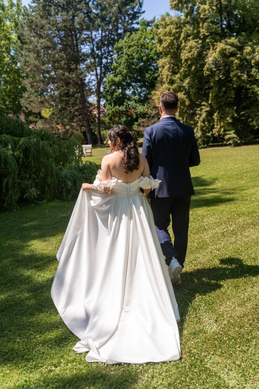 Brautpaar spaziert im Garten, Hofgut Hünersdorff
