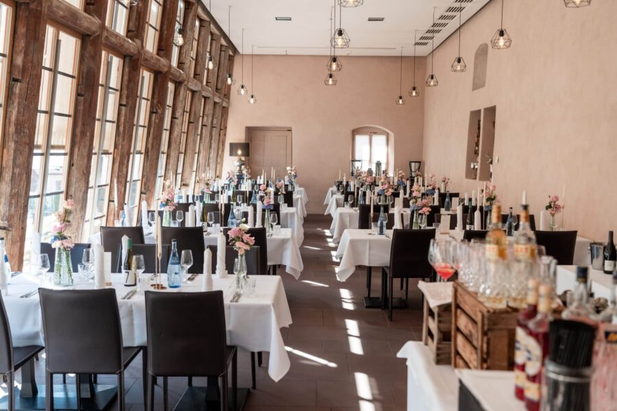 Elegante Hochzeitstafel im lichtdurchfluteten Raum