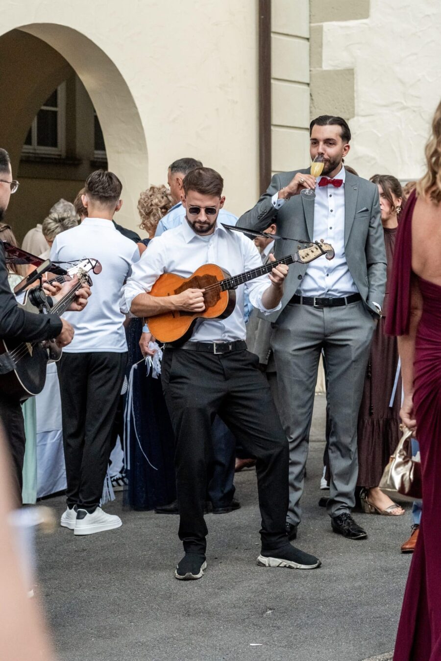 Musiker und Gäste bei Hochzeitsfeier draußen