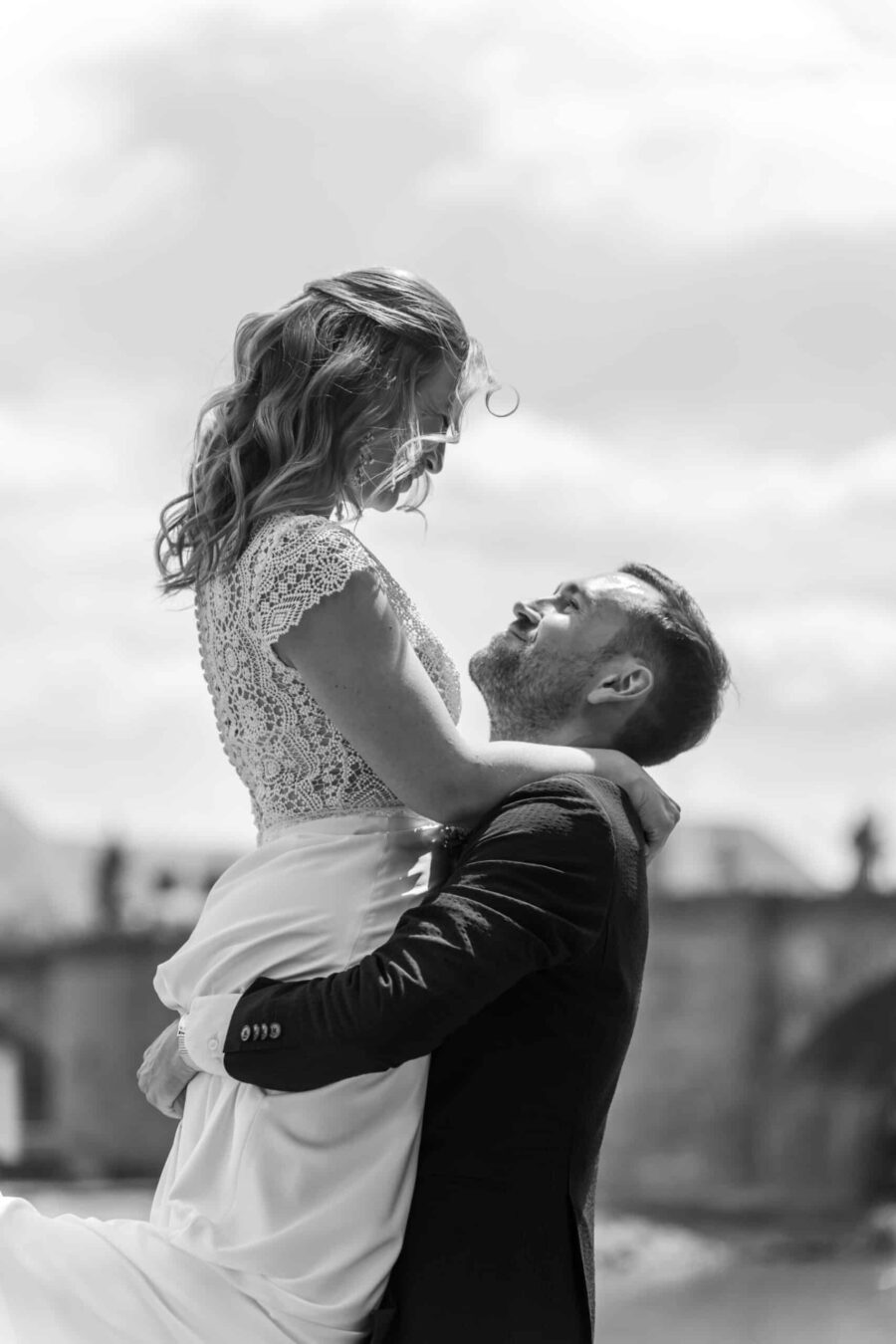 Hochzeit Steinburg Würzburg | Editorial Style & Party | Florian Knusper 20 Brautpaar im Freien bei Sonnenschein