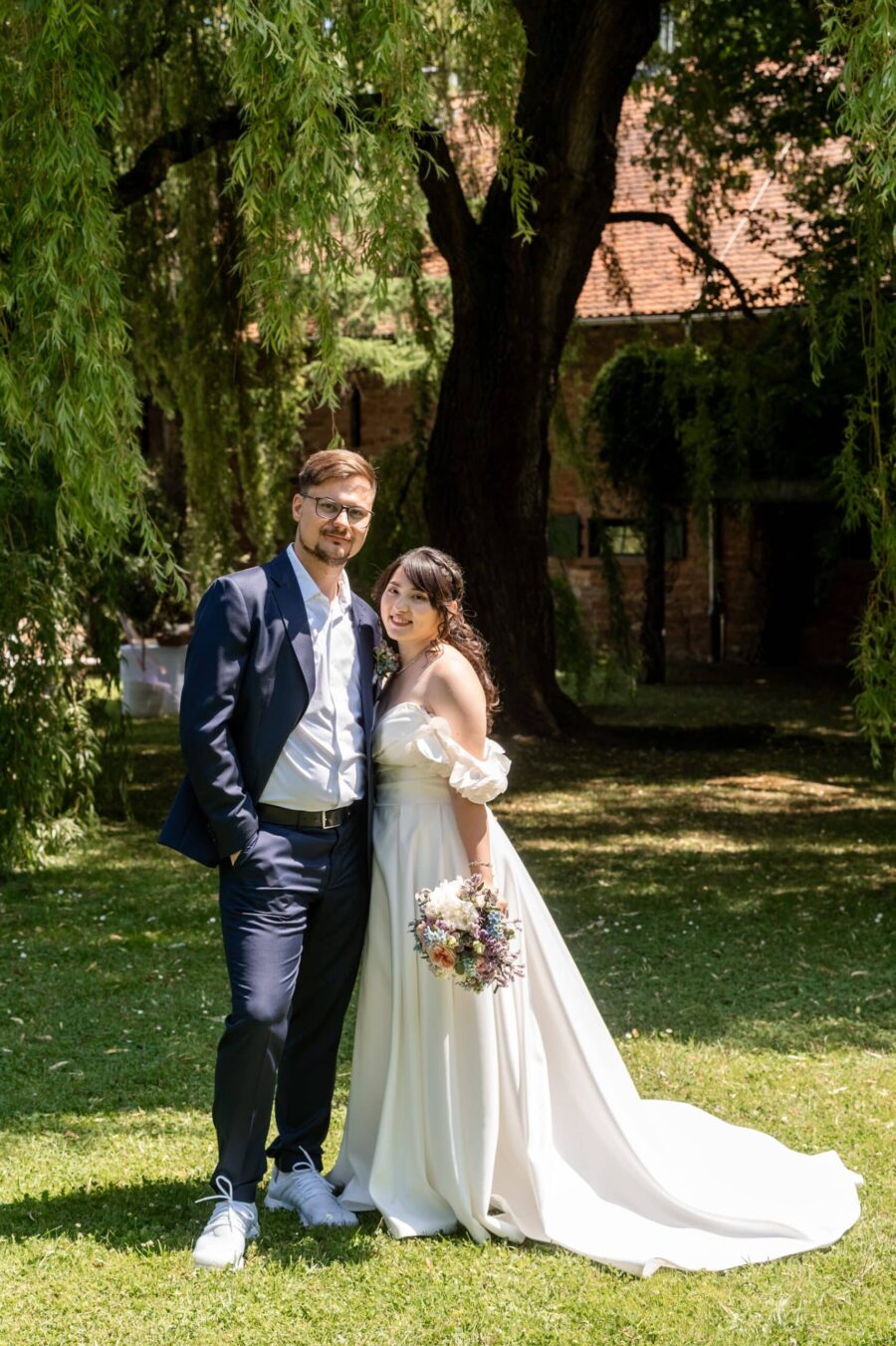 Brautpaar im Garten unter Baum, Hofgut Hünersdorff