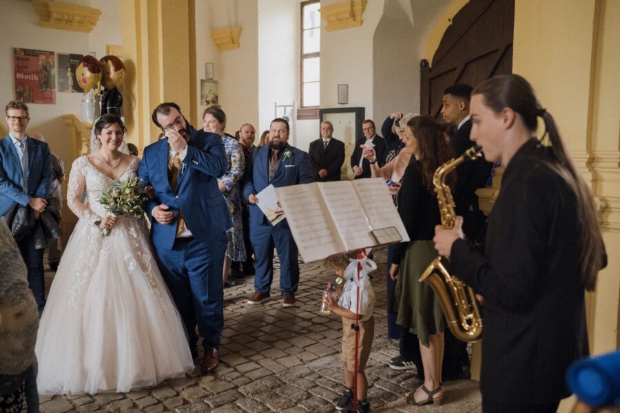 Hochzeitsgesellschaft mit Saxophonspielerin in Kirche