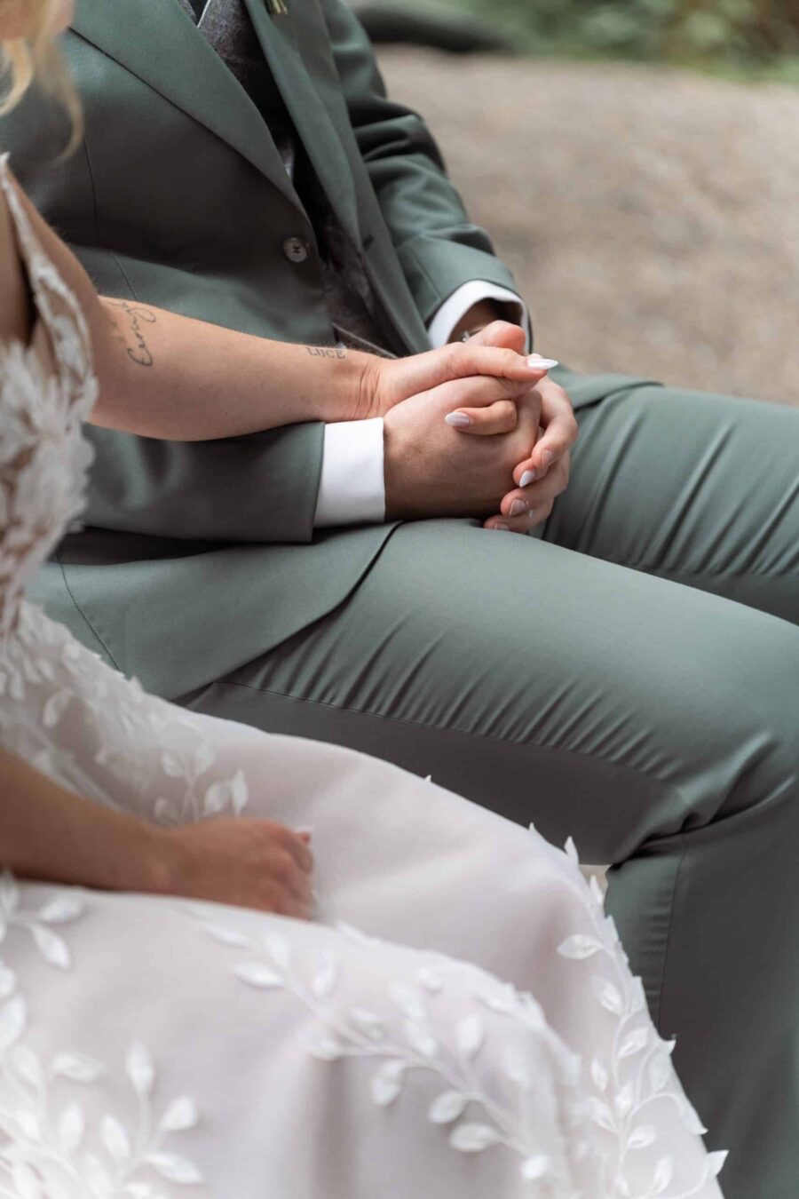 Brautpaar hält sich liebevoll an den Händen