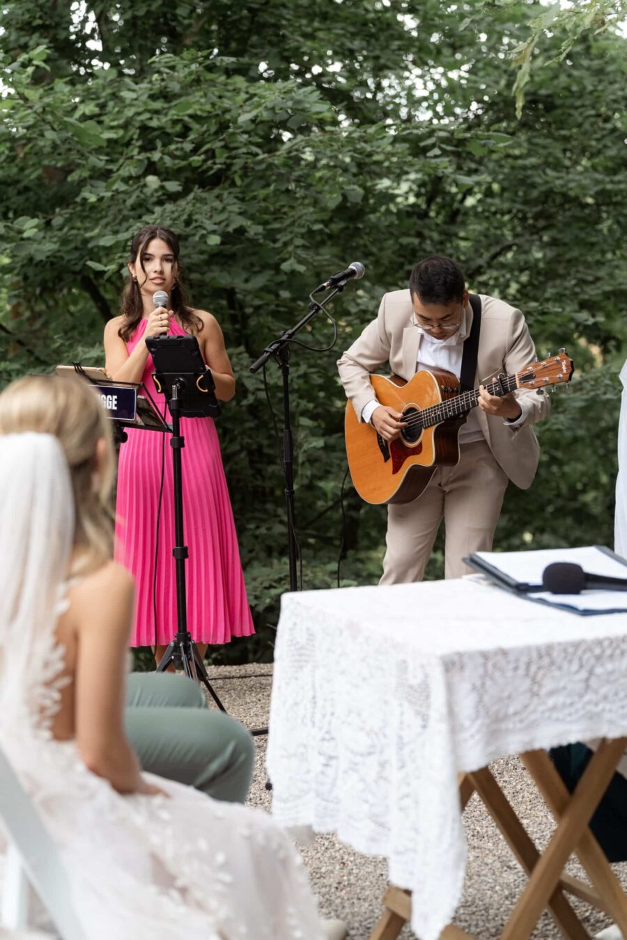 Musiker und Sängerin bei Trauung im Freien