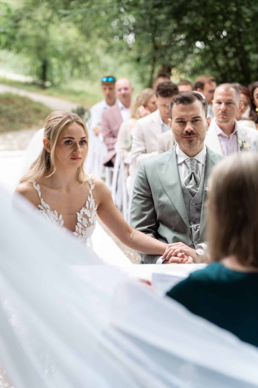 Trauung im Freien mit Brautpaar und Gästen