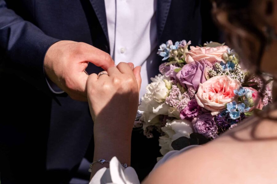 Ringtausch mit Blumenstrauß, Hofgut Hünersdorff