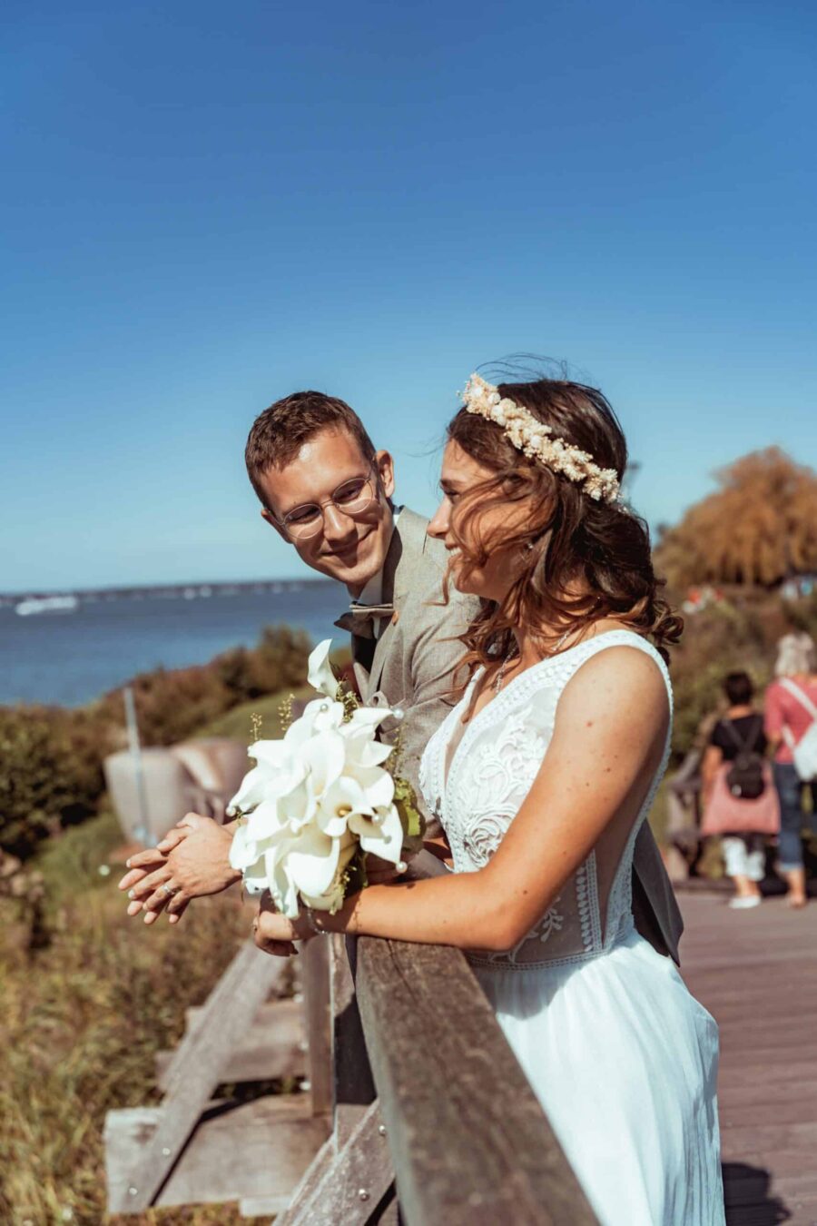 Brautpaar an der Küste auf Holzbrücke