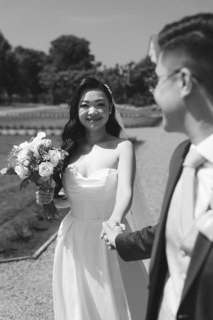 Brautpaar im Garten, Braut mit Blumenstrauß, Hotel Schindlerhof