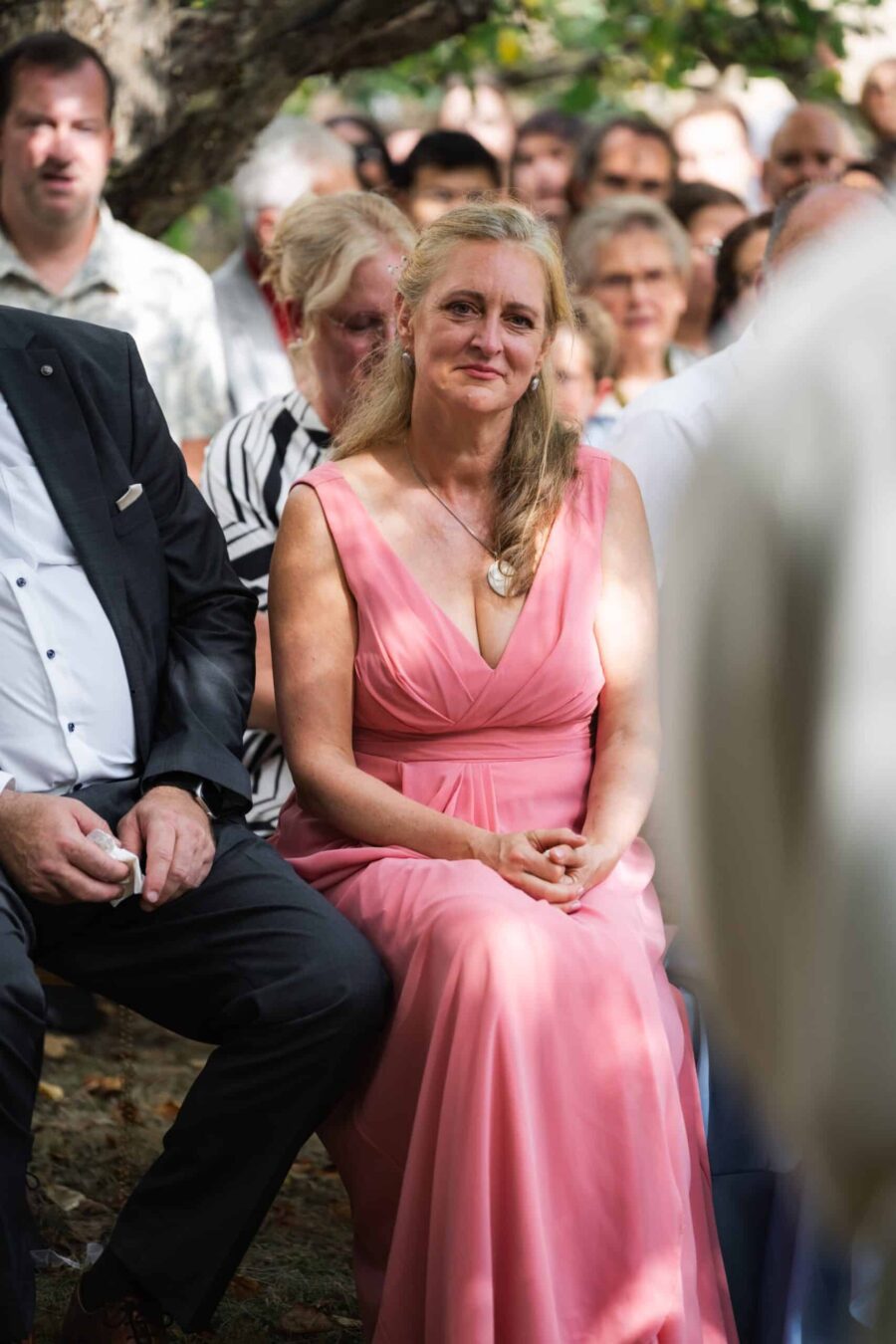Gäste bei einer Hochzeit im Freien im Sommer.