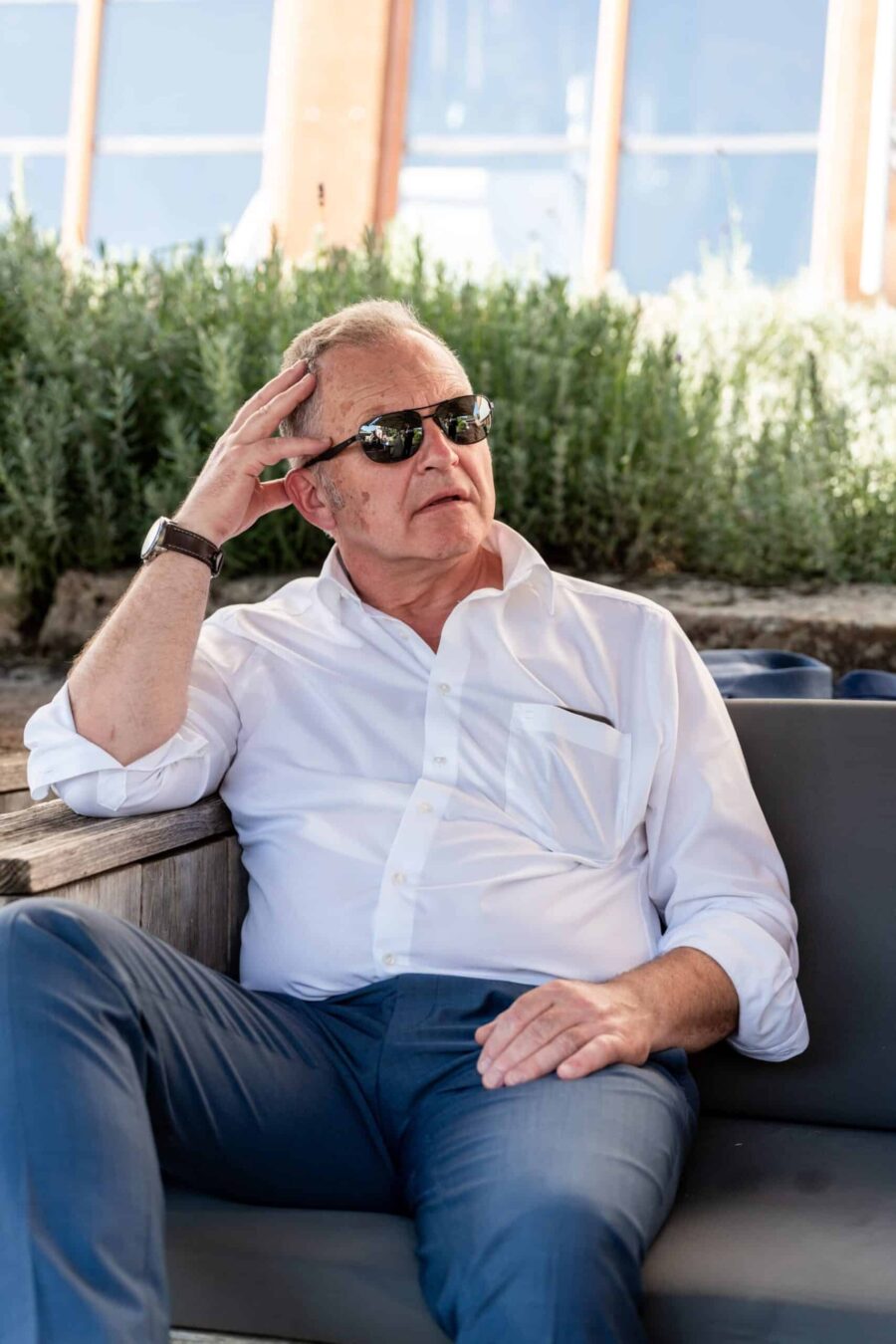 Gartenlounge bei Hochzeitsfeier im Sommer