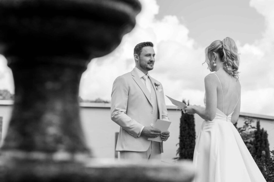Hochzeit Villa Oriental | Editorial Summer Vibes & Live Cooking 44 Brautpaar bei Zeremonie im Freien
