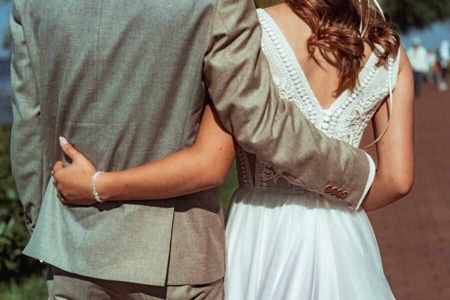 Brautpaar umarmt sich auf einer Promenade