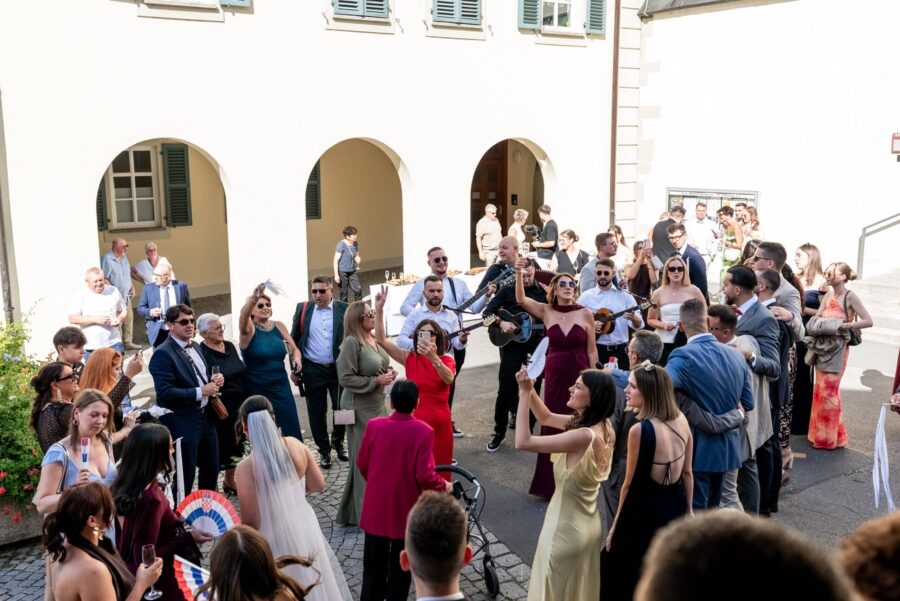 Hochzeitsgäste feiern mit Musik im Innenhof