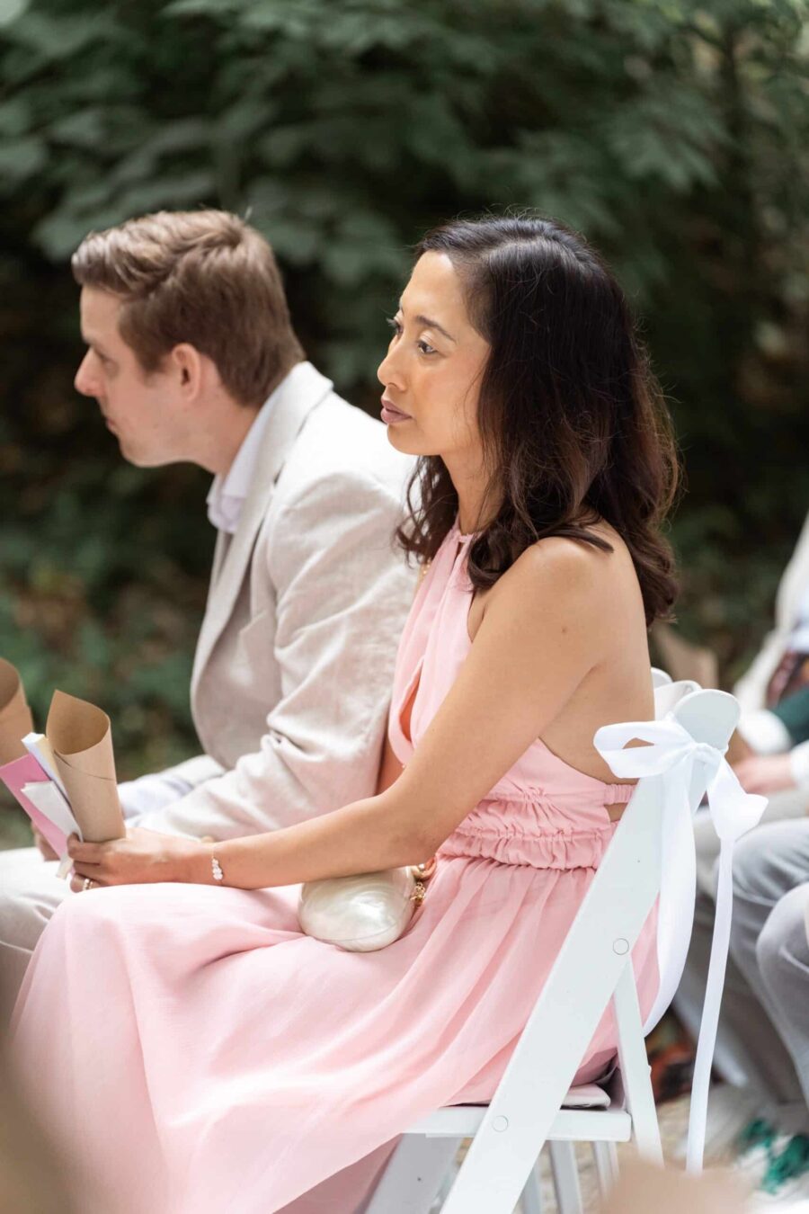 Gäste sitzen bei einer Gartenhochzeit