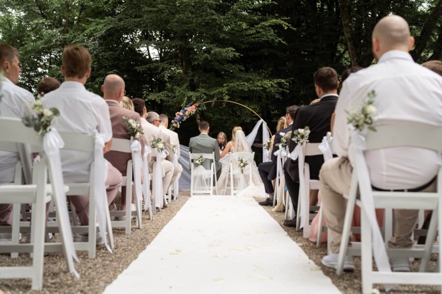 Freie Trauung im Garten mit festlich geschmückten Gästen