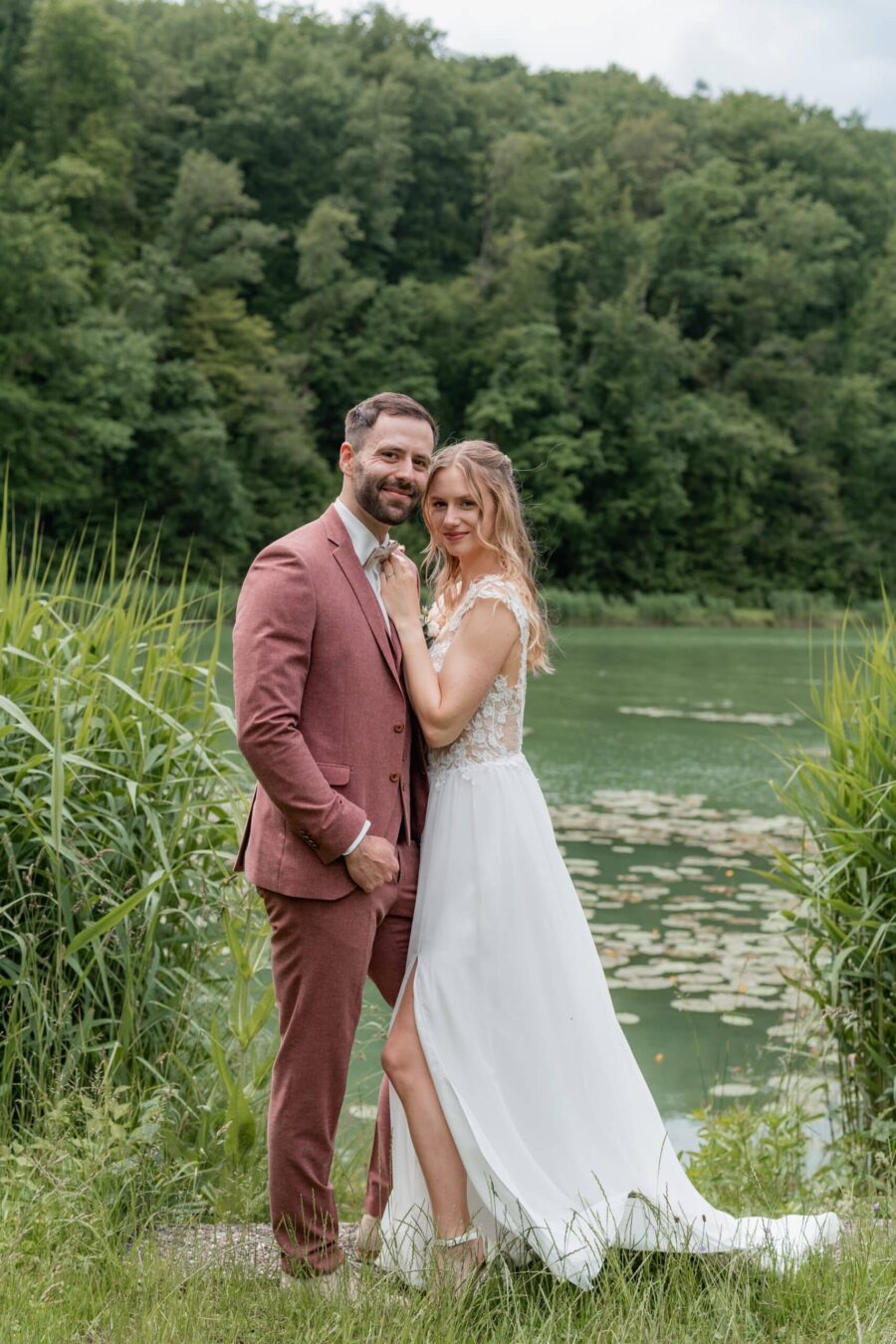 Brautpaar am Seeufer im Grünen
