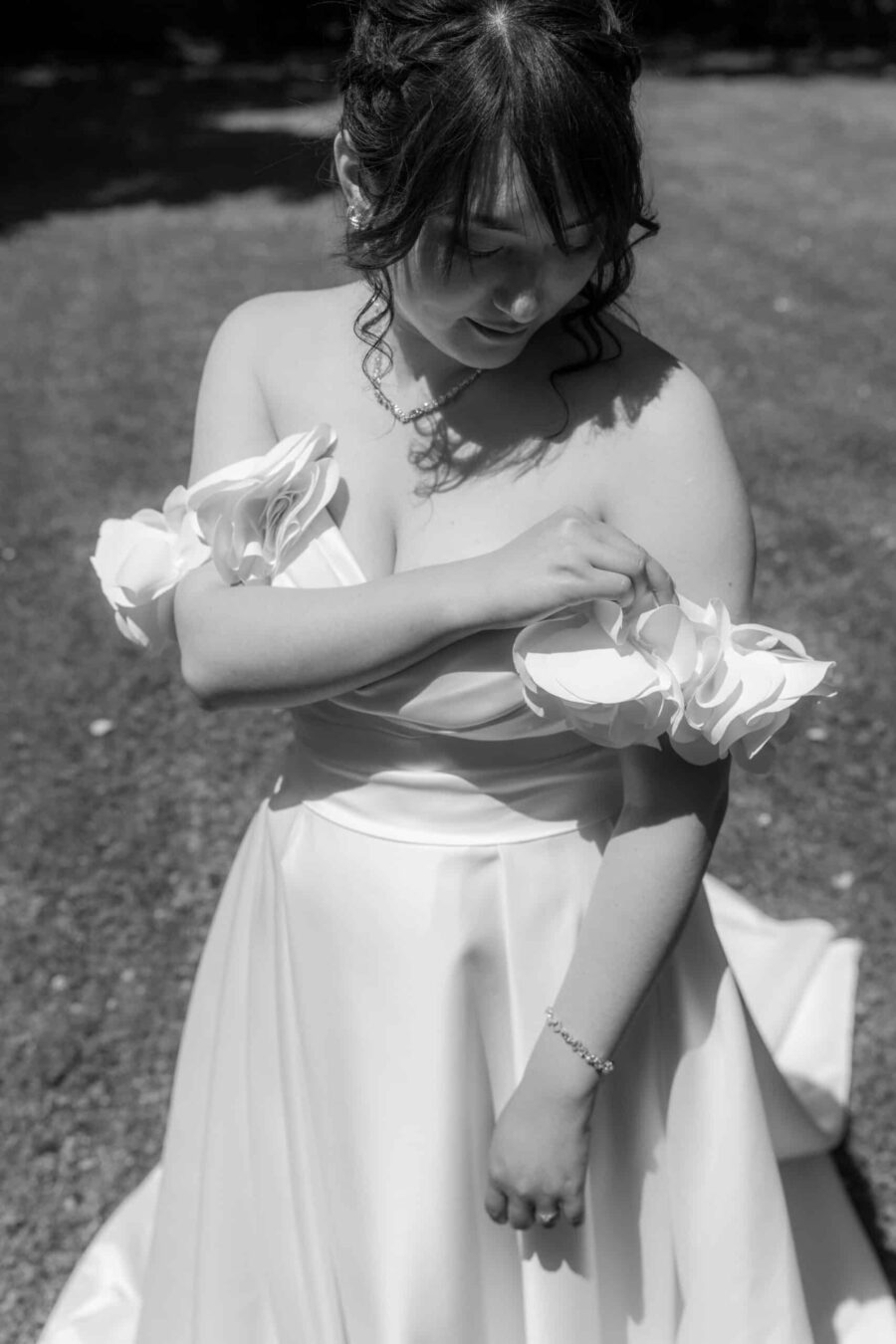 Braut im Hochzeitskleid im Garten, Hofgut Hünersdorff