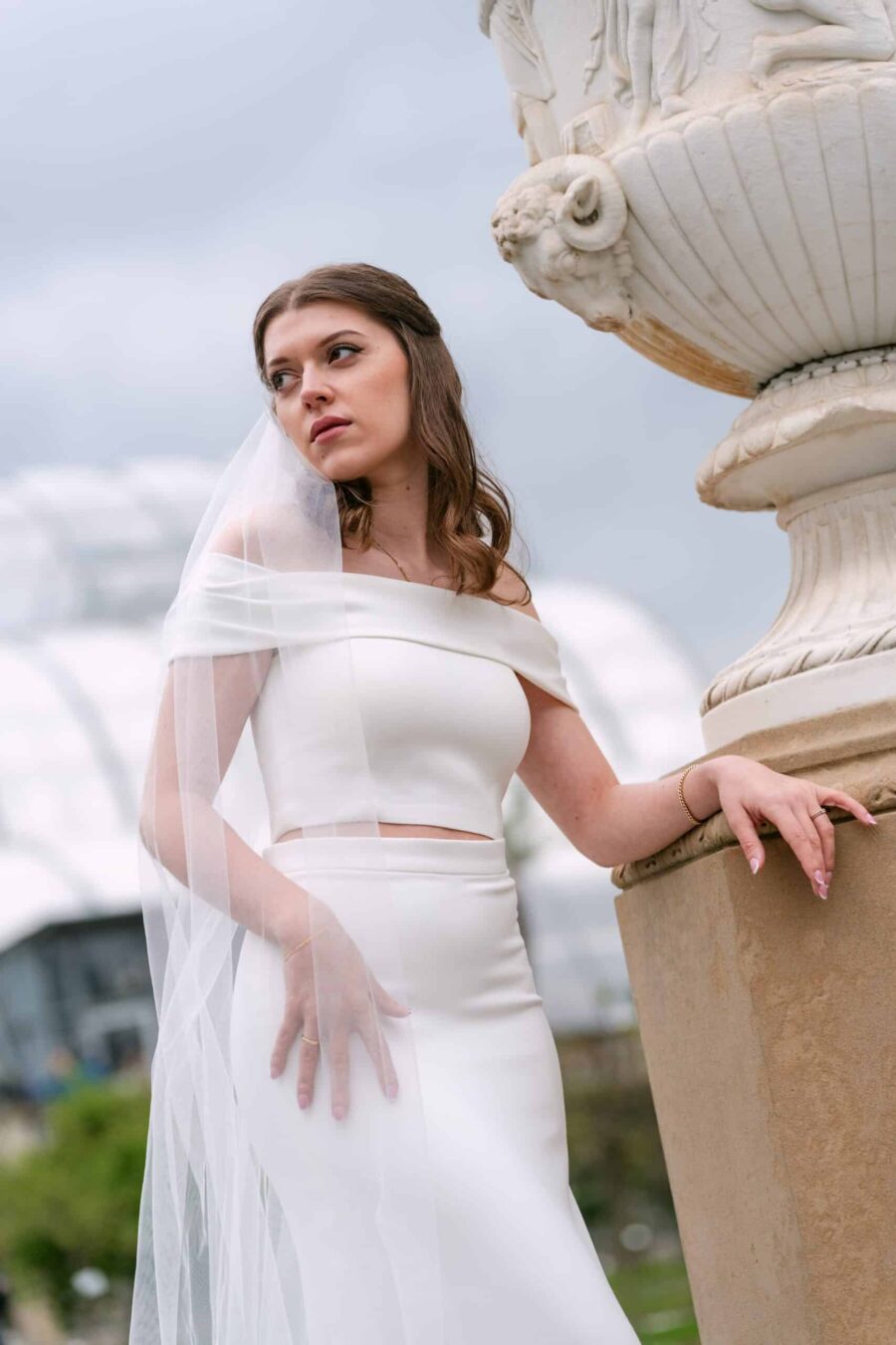 Hochzeit Insel Mainau Bodensee – Heiraten am Bodensee 50 Braut mit Schleier an Steinvase im Garten