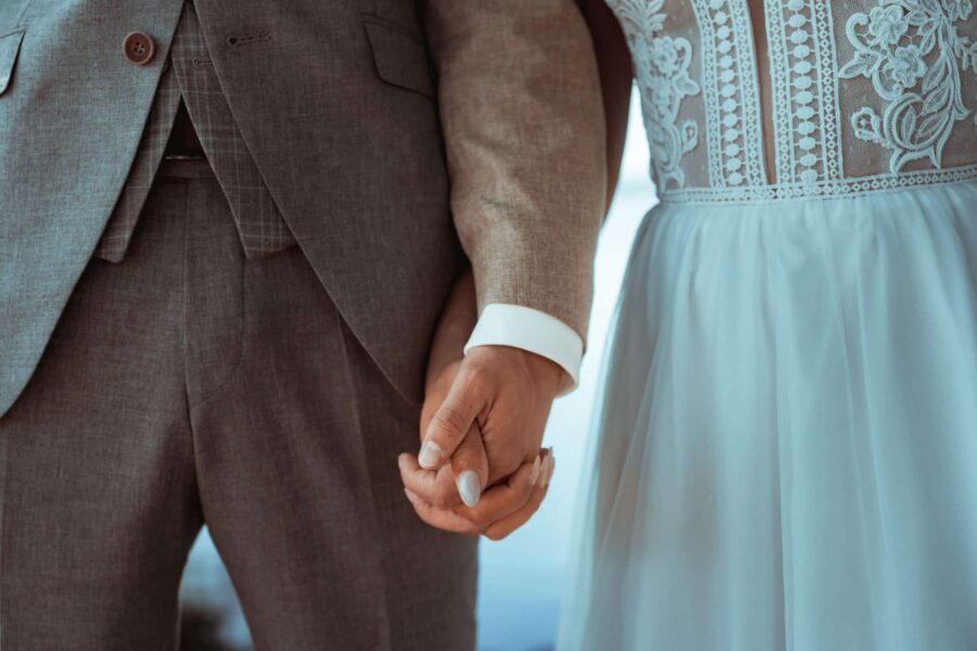 Brautpaar hält sich an den Händen