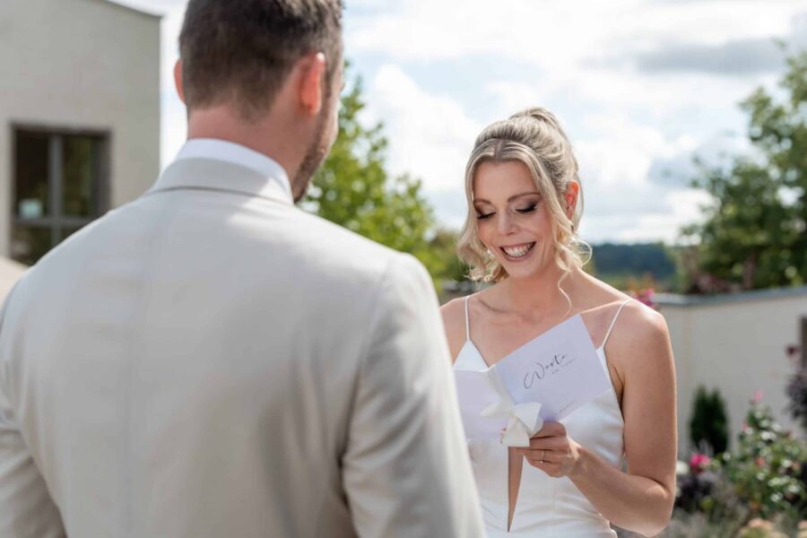 Hochzeit Villa Oriental | Editorial Summer Vibes & Live Cooking 319 Braut liest Gelübde im Freien vor