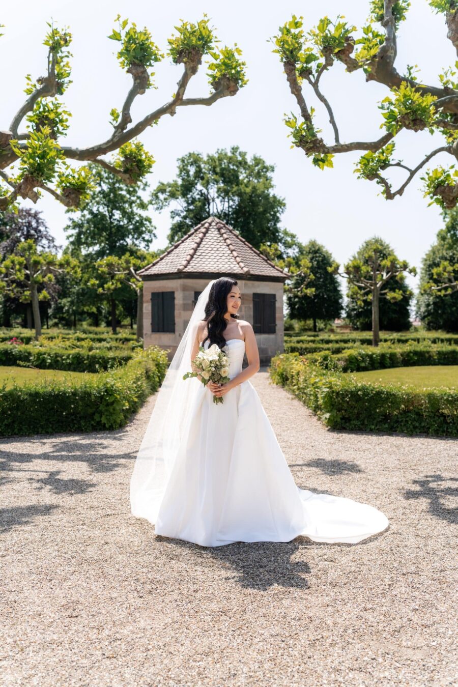 Braut im Garten mit Blumenstrauß, Hotel Schindlerhof