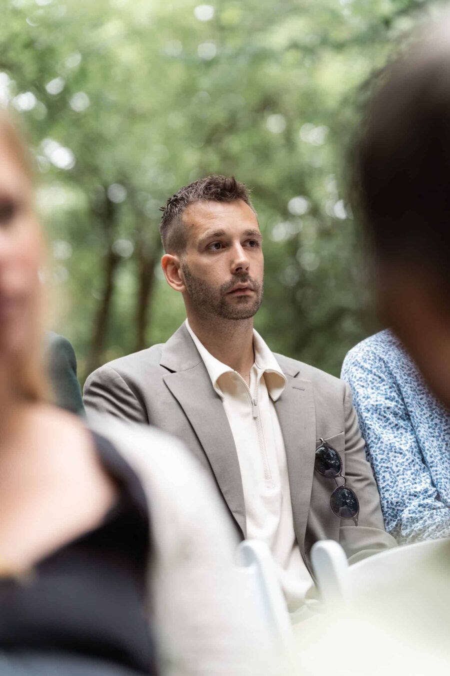 Gartenhochzeit mit aufmerksamen Gästen