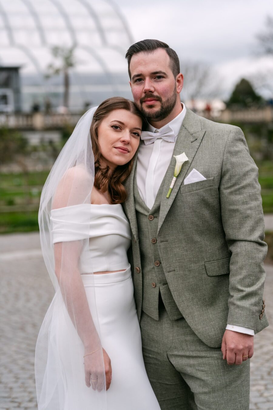 Hochzeit Insel Mainau Bodensee – Heiraten am Bodensee 55 Brautpaar-Porträt draußen am Gewächshaus