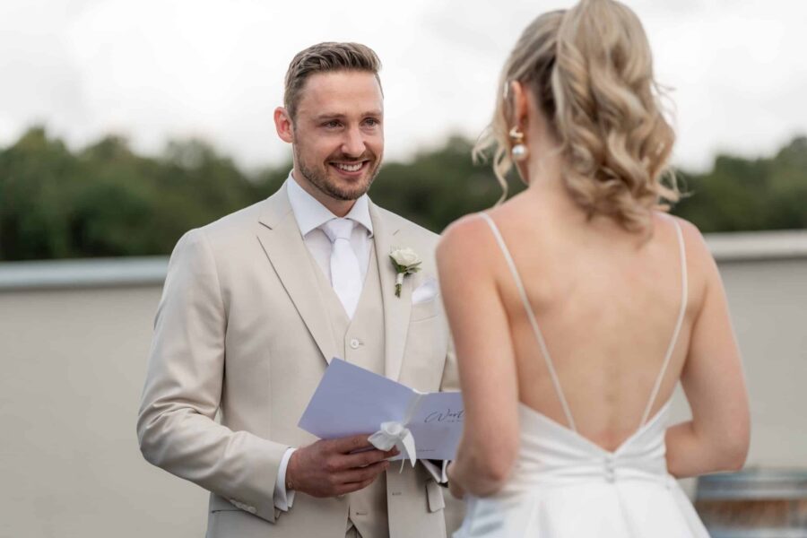 Hochzeit Villa Oriental | Editorial Summer Vibes & Live Cooking 320 Brautpaar beim Austausch der Eheversprechen