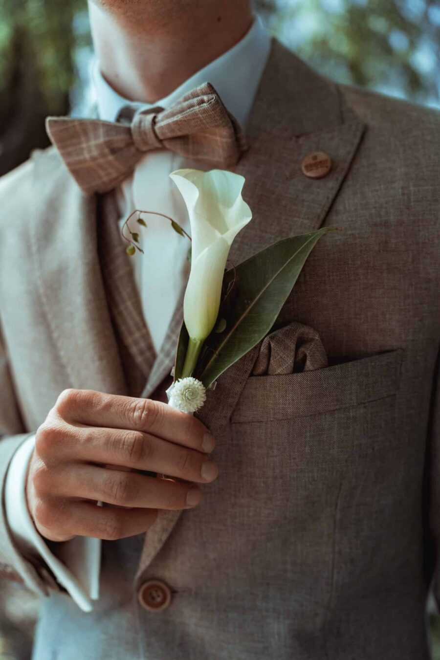 Bräutigam mit Ansteckblume und Fliege