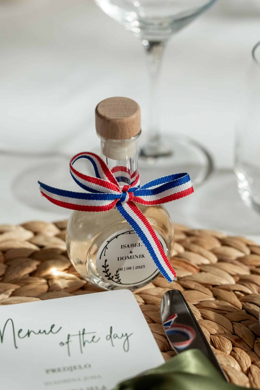 Hochzeit Tischdekoration mit personalisierter Flasche