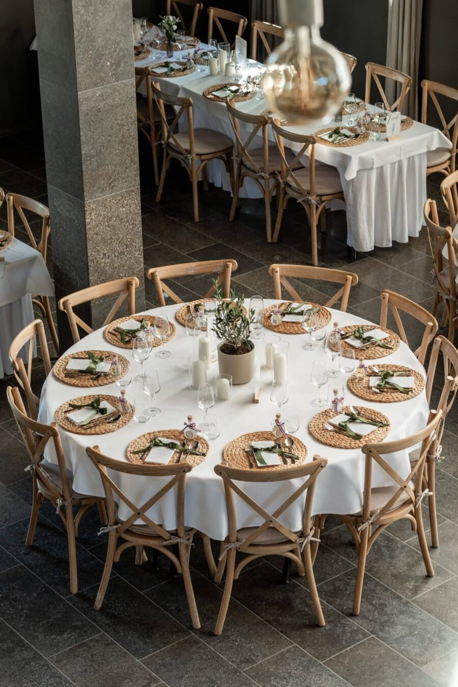 Rund gedeckter Hochzeitstisch mit natürlicher Dekoration